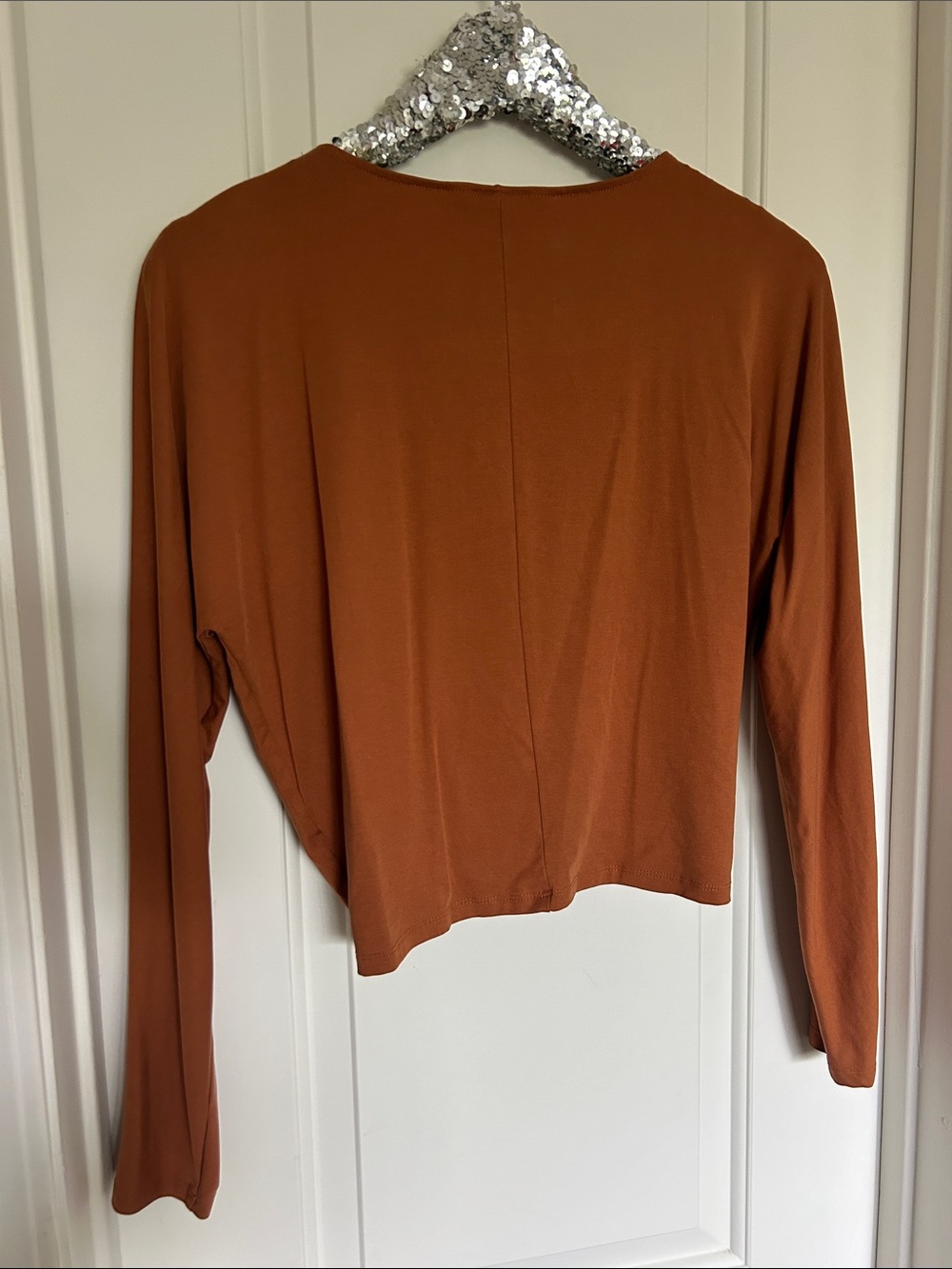 JoyLab Rust Ruched V-Neck Long Sleeve Crop Athleisure Top - Picture 2 of 2